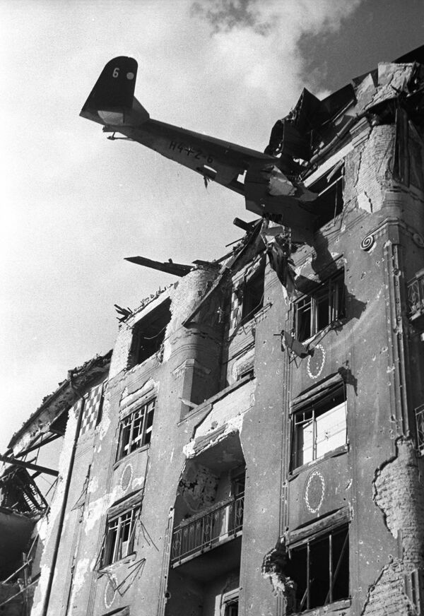 Немачки авион који се закуцао у зграду у улици Атила у Будимпешти (1. март 1945. године). - Sputnik Србија
