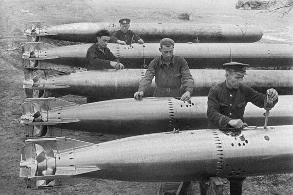 Војници гардијског ваздухопловног пука припремају торпеда за авионе пред полазак (1. септембар 1942. године). - Sputnik Србија