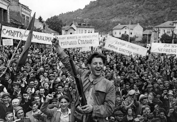 Јединице 3. украјинског фронта ушле су у Бугарску. Становници Ловеча поздрављају совјетске ослободиоце (1. септембар 1944. године). - Sputnik Србија