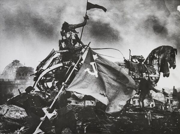 Застава победе на Бранденбуршкој капији (1945. године). - Sputnik Србија