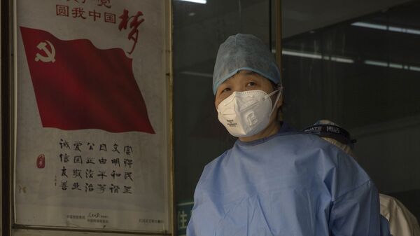 Lekar sa zaštitnom maskom u Vuhanu u Kini - Sputnik Srbija