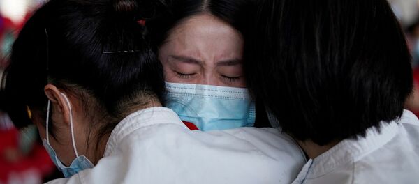 Медицински радници у Кини у сузама Медицински радници у Кини у сузама - Sputnik Србија