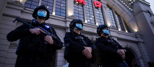 Službe bezbednosti sa zaštitnim maskama u gradu Vuhanu, Kina Službe bezbednosti sa zaštitnim maskama u gradu Vuhanu, Kina - Sputnik Srbija