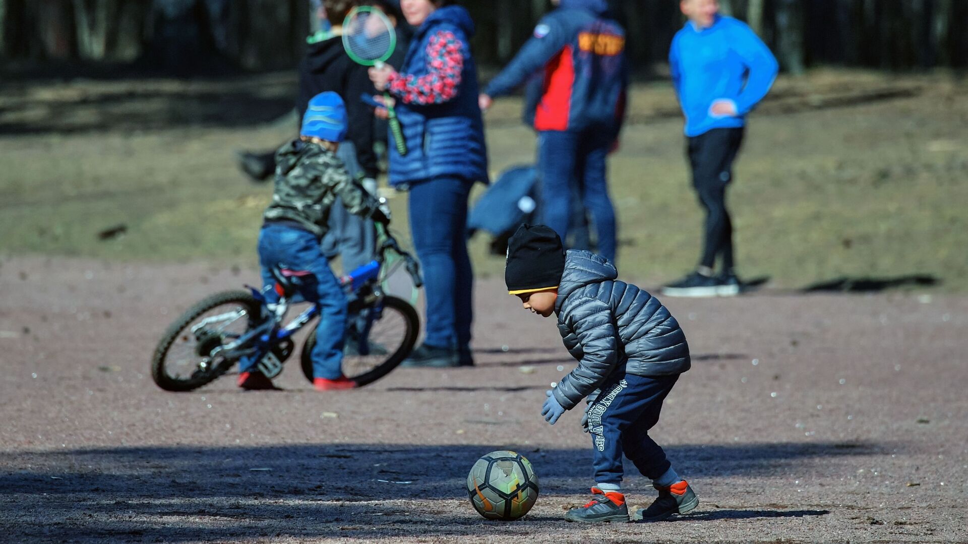 Деца се играју у парку у Санкт Петербургу - Sputnik Србија, 1920, 28.01.2022