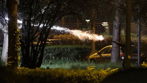 Човек испаљује ватромет током сукоба са полицијом у северном предграђу Париза - Sputnik Србија