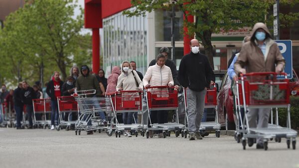 Ljudi stoje u redu za ulazak u prodavnicu u Minhenu - Sputnik Srbija