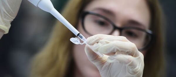 Лаборант припрема препарат на Универзитету у Казању Лаборант припрема препарат на Универзитету у Казању - Sputnik Србија