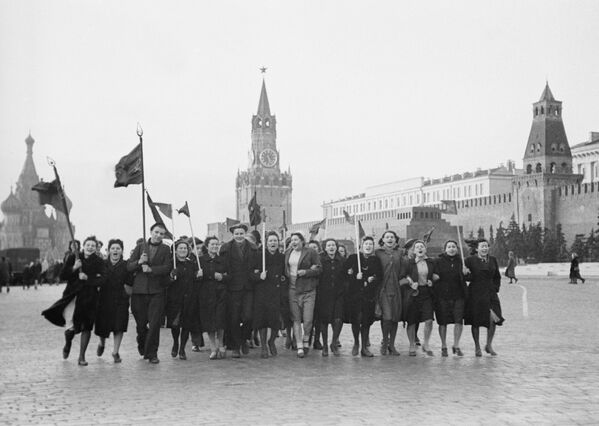 Дан победе: Овако је Москва дочекала вест о коначном поразу нациста - Sputnik Србија