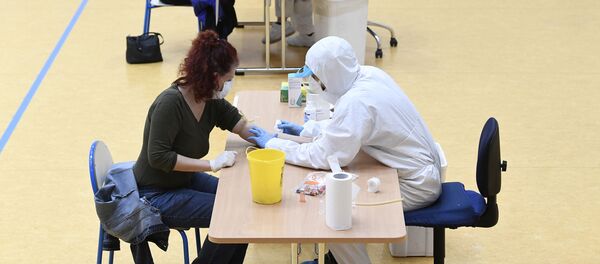 Здравствени радници узимају узорке крви за тестове на вирус корона (ковид 19) у Милану - Sputnik Србија