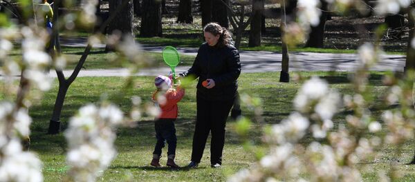 Жена са дететом у парку у Минску Жена са дететом у парку у Минску - Sputnik Србија