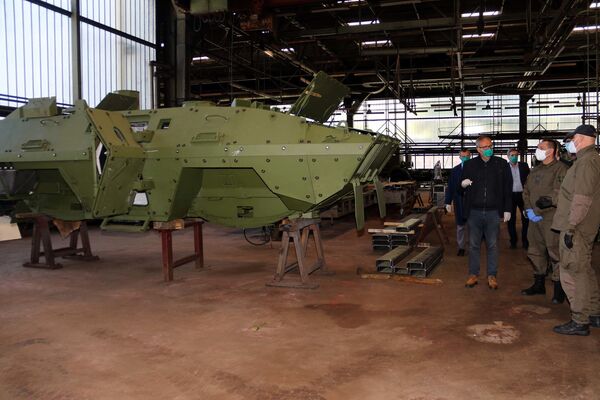 Vulin: Vojska kupuje domaće – stiglo devet kamiona iz FAP-a /foto/ Vulin: Vojska kupuje domaće – stiglo devet kamiona iz FAP-a /foto/ - Sputnik Srbija