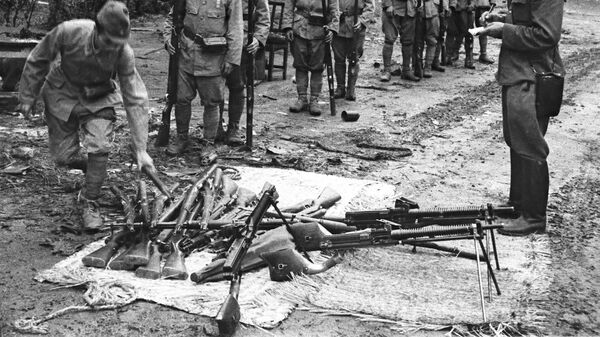 Japanski vojnici Kvantuške armije polažu oružje nakon Mandžurijske operacije 9.8-2.9.1945.  - Sputnik Srbija