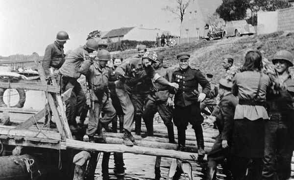 Састанак на Елби: Историјски сусрет Истока и Запада који је пресудио Немачкој /фото/ Састанак на Елби: Историјски сусрет Истока и Запада који је пресудио Немачкој /фото/ - Sputnik Србија