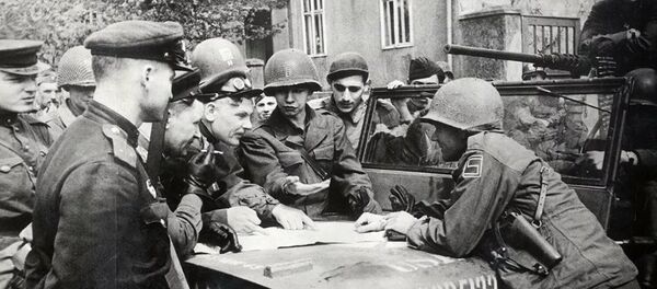 Састанак совјетских и америчких војника на Елби - Sputnik Србија