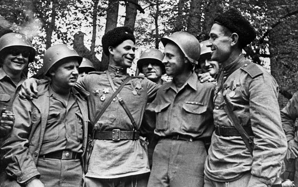 Састанак совјетских и америчких војника на реци Елби - Sputnik Србија