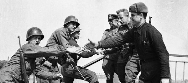 Састанак совјетских и америчких војника на реци Елби - Sputnik Србија