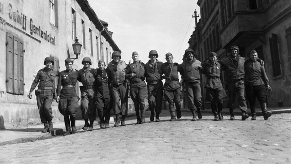 Sovjetski i američki vojnici zajedno šetaju ulicama nemačkog grada Torgaua - Sputnik Srbija