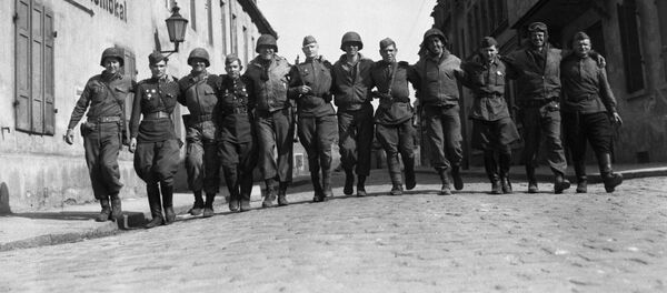 Sovjetski i američki vojnici zajedno šetaju ulicama nemačkog grada Torgaua - Sputnik Srbija