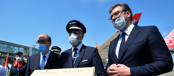 Predsednik Srbije Aleksandar Vučić na aerodromu Nikola Tesla odakle je odleteo prvi avion sa paketima za pomoć Italiji - Sputnik Srbija
