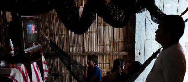 Ђина и њен супруг Виктор који последњих недеља нису могли да раде због мера које је држава предузела против вируса корона, са децом гледају ТВ у Еквадору. Ђина и њен супруг Виктор који последњих недеља нису могли да раде због мера које је држава предузела против вируса корона, са децом гледају ТВ у Еквадору. - Sputnik Србија