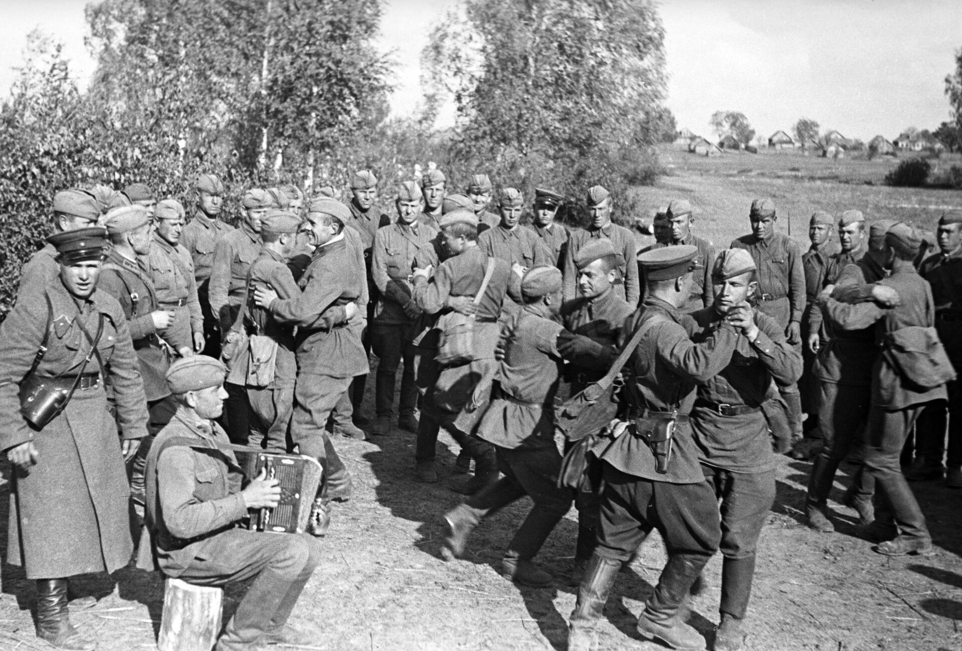 Совјетски војници певају и играју током одмора - Sputnik Србија, 1920, 13.07.2021