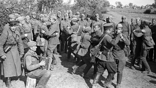 Sovjetski vojnici pevaju i igraju tokom odmora - Sputnik Srbija