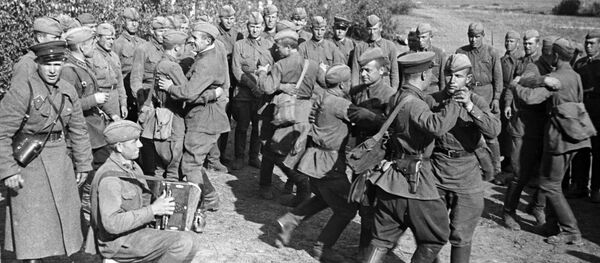 Sovjetski vojnici pevaju i igraju tokom odmora - Sputnik Srbija