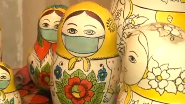 Ruske lutke babuške sada „nose“ masku i maramu - Sputnik Srbija
