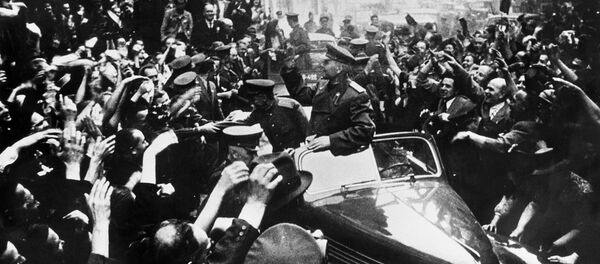 Маршал Совјетског Савеза Иван Коњев у ослобођеном Прагу - Sputnik Србија