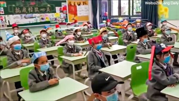 Деца са маскама и капама које мере један метар у школи у Кини - Sputnik Србија
