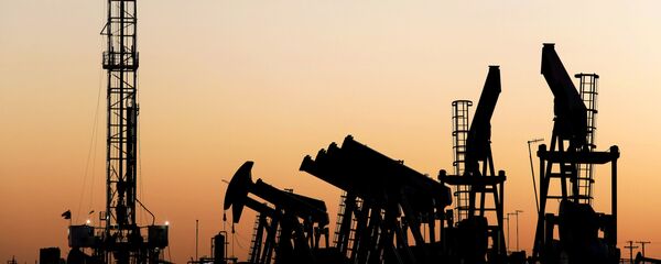 Нафтне платформе на налазишту нафте у Тексасу Нафтне платформе на налазишту нафте у Тексасу - Sputnik Србија