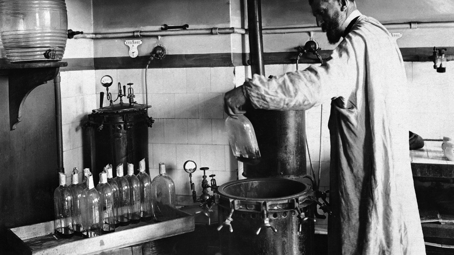 Луј Пастер изводи експеримент у својој лабораторији - Sputnik Србија, 1920, 23.02.2022