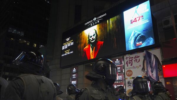 Полицајци у Хонгконгу у опреми стоје у близини биоскопа где се приказује филм „Џокер“  - Sputnik Србија