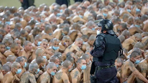 Голи затвореници на поду, наслагани као пазле у затвору у Ел Салвадору - Sputnik Србија
