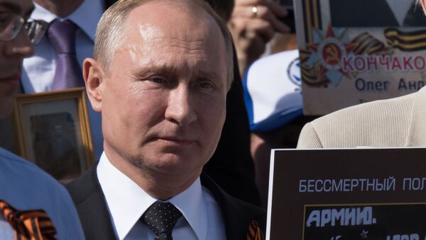 Ruski predsednik Vladimir Putin u akciji Besmrtni puk koja se održava povodom Dana pobede - Sputnik Srbija