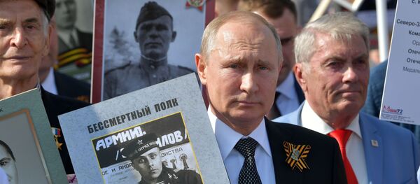 Руски председник Владимир Путин у акцији Бесмртни пук која се одржава поводом Дана победе - Sputnik Србија