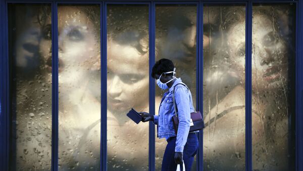 Žena sa maskom ispred izloga u Parizu, Francuska - Sputnik Srbija