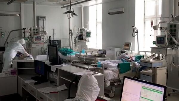 Zdravstveni radnici u odeljenju sa pacijentima obolelim od kovida 19 u Moskvi - Sputnik Srbija