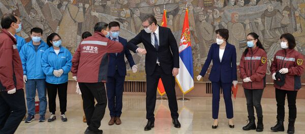 Александар Вучић са кинеским лекарима - Sputnik Србија