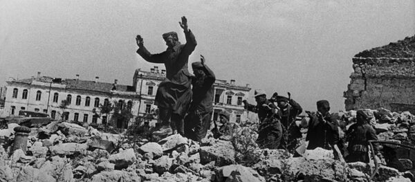 Немачки војници се предају у Севастопољу Немачки војници се предају у Севастопољу - Sputnik Србија