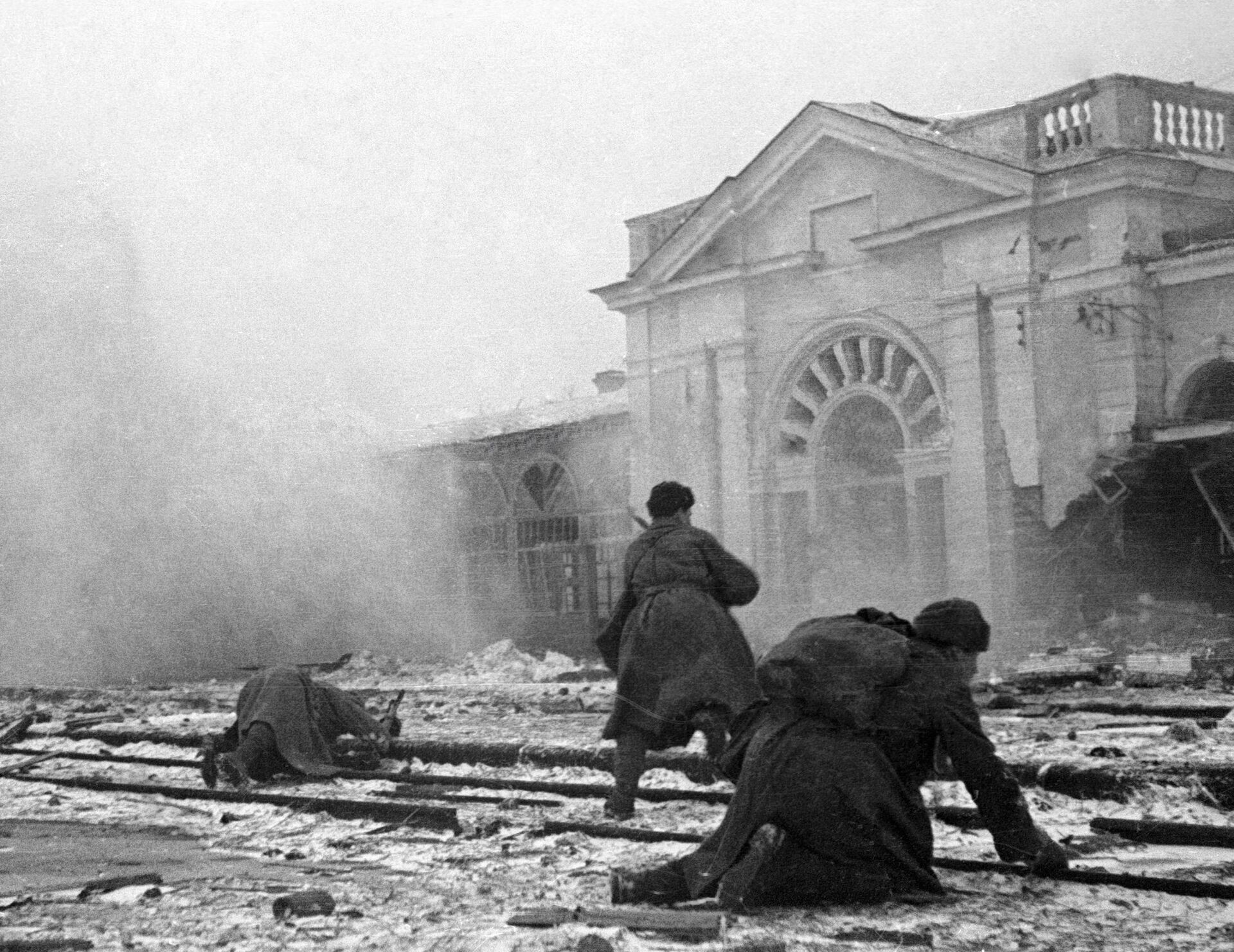 Sovjetski vojnici se bore protiv nemačkih okupatora na stanici grada Vorošilovska (današnji Stavropolj), Drugi svetski rat. - Sputnik Srbija, 1920, 01.09.2023