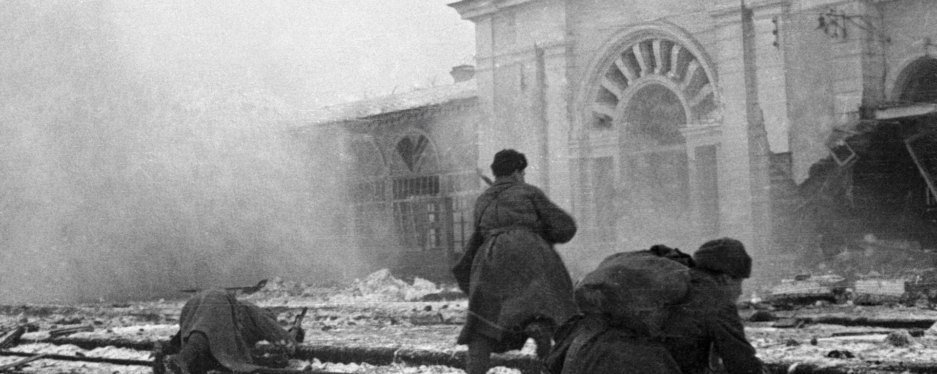 Sovjetski vojnici se bore protiv nemačkih okupatora na stanici grada Vorošilovska (današnji Stavropolj), Drugi svetski rat. - Sputnik Srbija, 1920, 07.05.2020