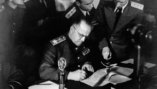 Zamenik Vrhovnog komandanta, maršal Sovjetskog Saveza Georgij Žukopv potpisuje Akt o kapitulaciji nacističke Nemačke, 8. maj 1945. - Sputnik Srbija