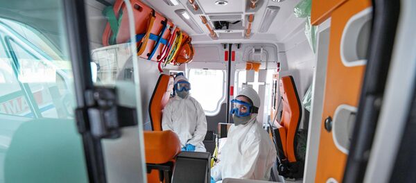 Лекари хитне помоћи у заштитним оделима - Sputnik Србија