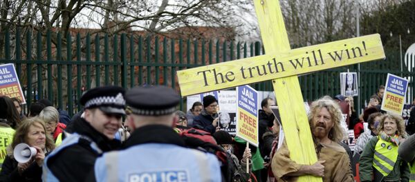 Протест подршке Џулијану Асанжу испред суда у Лондону - Sputnik Србија