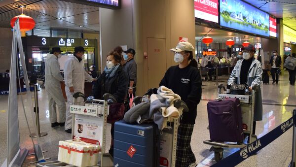 Путници са заштитним маскама на аеродрому у кинеском Харбину - Sputnik Србија