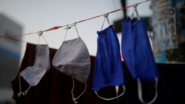 Опране заштитне маске за лице се суше на жици у Лими - Sputnik Србија