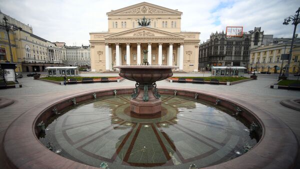 Фонтана која не ради због епидемије вируса корона испред Бољшог театра у Москви - Sputnik Србија
