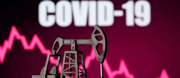 Макета нафтне пумпе испред берзанског дисплеја на коме пише Ковид 19 Макета нафтне пумпе испред берзанског дисплеја на коме пише Ковид 19 - Sputnik Србија