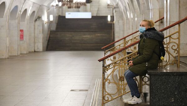 Devojka sa zaštitnom maskom čeka voz u metro stanici u Moskvi - Sputnik Srbija